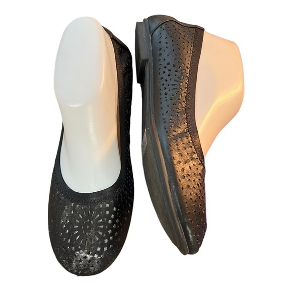 Vionic Robyn Black Leather Laser Cut Ballet Slippers Size 6.5M - Picture 3 of 14